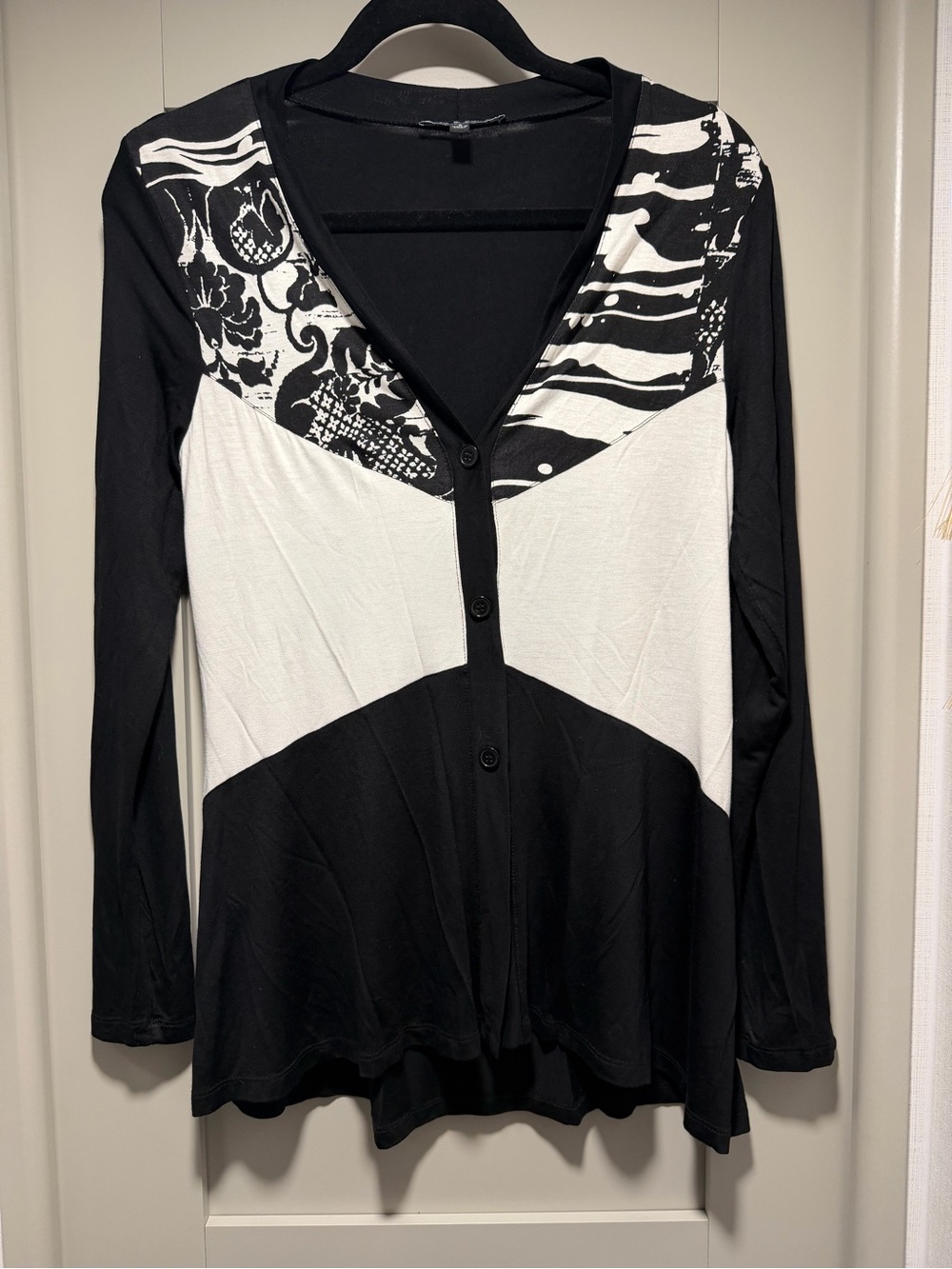 Cable & Gauge Black and White Graphic V‑Neck Cardigan